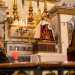 E infine, nel giorno della Candelora che chiude le festivit natalizie, la scultura scende dal posto in cui riposa grazie a una sorta di ascensore meccanico e va in processione